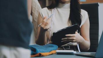 mujer joven propietaria de una pequeña empresa que trabaja en la oficina en casa. entrega de empaques de marketing en línea, empresaria de pymes emergentes o concepto de mujer independiente. propietario de una pequeña empresa video