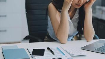 asiatischer geschäftsmann und geschäftsfrau des unternehmers, die neues geschäftsprojekt in tablette in modernem treffen im modernen büro, asiatisches geschäfts-beiläufiges konzept besprechen. video