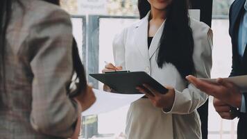 bedrijf team vergadering Cadeau, investeerder collega's overleg en conferentie nieuw strategie plan bedrijf en markt groei Aan financieel document diagram rapport, vergadering en praten. video