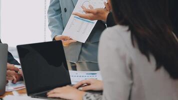 bedrijf team vergadering Cadeau, investeerder collega's overleg en conferentie nieuw strategie plan bedrijf en markt groei Aan financieel document diagram rapport, vergadering en praten. video