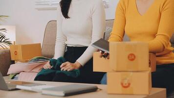 Envío de compras en línea, joven emprendedor de pequeña empresa escribiendo la dirección en una caja de cartón en el lugar de trabajo. video