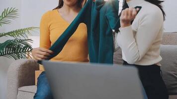 Envío de compras en línea, joven emprendedor de pequeña empresa escribiendo la dirección en una caja de cartón en el lugar de trabajo. video