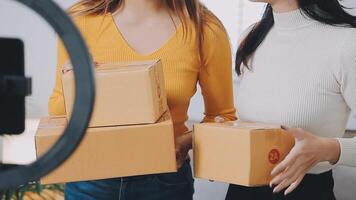 Envío de compras en línea, joven emprendedor de pequeña empresa escribiendo la dirección en una caja de cartón en el lugar de trabajo. video