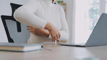 de cerca imagen de un negocio mujer manos trabajando y mecanografía en ordenador portátil teclado en vaso mesa video