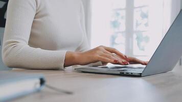 Nahansicht Bild von ein Geschäft Frau Hände Arbeiten und Tippen auf Laptop Tastatur auf Glas Tabelle video