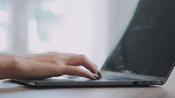 Nahansicht Bild von ein Geschäft Frau Hände Arbeiten und Tippen auf Laptop Tastatur auf Glas Tabelle video