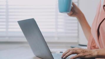 encantador mujer con hermosa sonrisa leyendo bueno Noticias en móvil teléfono durante descanso en café comercio, contento caucásico hembra acecho su fotos en célula teléfono mientras relajante en café durante gratis hora video