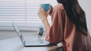 charmant Frau mit schön Lächeln lesen gut Nachrichten auf Handy, Mobiltelefon Telefon während sich ausruhen im Kaffee Geschäft, glücklich kaukasisch weiblich Aufpassen ihr Fotos auf Zelle Telefon während entspannend im Cafe während kostenlos Zeit video