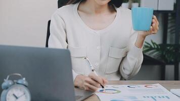 charmant vrouw met mooi glimlach lezing mooi zo nieuws Aan mobiel telefoon gedurende rust uit in koffie winkel, gelukkig Kaukasisch vrouw aan het kijken haar foto's Aan cel telefoon terwijl ontspannende in cafe gedurende vrij tijd video