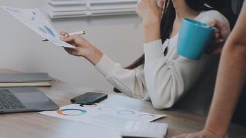 charmant vrouw met mooi glimlach lezing mooi zo nieuws Aan mobiel telefoon gedurende rust uit in koffie winkel, gelukkig Kaukasisch vrouw aan het kijken haar foto's Aan cel telefoon terwijl ontspannende in cafe gedurende vrij tijd video