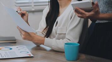 charmant vrouw met mooi glimlach lezing mooi zo nieuws Aan mobiel telefoon gedurende rust uit in koffie winkel, gelukkig Kaukasisch vrouw aan het kijken haar foto's Aan cel telefoon terwijl ontspannende in cafe gedurende vrij tijd video