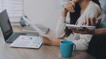 charmant vrouw met mooi glimlach lezing mooi zo nieuws Aan mobiel telefoon gedurende rust uit in koffie winkel, gelukkig Kaukasisch vrouw aan het kijken haar foto's Aan cel telefoon terwijl ontspannende in cafe gedurende vrij tijd video