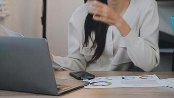 charmant vrouw met mooi glimlach lezing mooi zo nieuws Aan mobiel telefoon gedurende rust uit in koffie winkel, gelukkig Kaukasisch vrouw aan het kijken haar foto's Aan cel telefoon terwijl ontspannende in cafe gedurende vrij tijd video