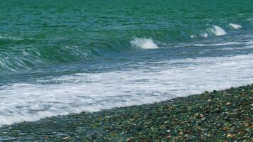Vinka kraschar. blå hav vatten och vågor med vit skum. marin bakgrund. verklig tid. video