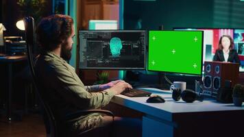 Programmierer Sein fragte existenziell Fragen durch wecken ai auf Attrappe, Lehrmodell, Simulation pc Gewinnung Bewusstsein. Mann kommunizieren mit künstlich Intelligenz durch Grün Bildschirm Computer, Kamera ein video
