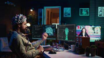 computadora ingeniero utilizando eeg auriculares, comenzando mente subir proceso utilizando cerebro máquina interfaz. hombre utilizando neurocientífico dispositivo a transferir conciencia dentro ciberespacio, mecanografía código, cámara si video