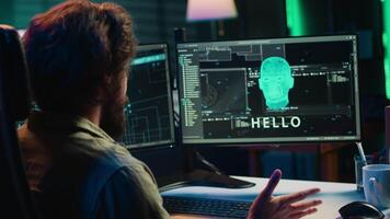 dator forskare programmering kännande artificiell intelligens med egen autonomi, skapande myt begrepp. programmerare på Hem skapande medveten ai superintelligens, kamera en video