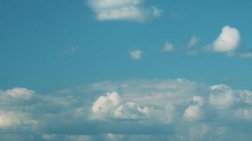 sommar eller vår himmel med clouds spridd tvärs över horisont. klar blå himmel och vit moln sommar bakgrund. video