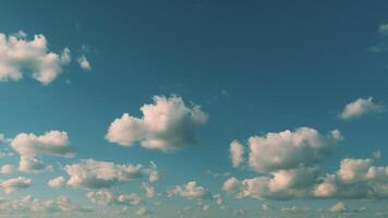 Hintergrund von Licht Ruhe Wolken Änderungen Form. Wolken Laufen über Blau Himmel. paradiesisch Wolke Himmel Natur Landschaft. video