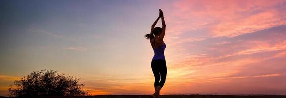 ai generado silueta de joven mujer practicando yoga en el playa a puesta de sol. ai generativo foto