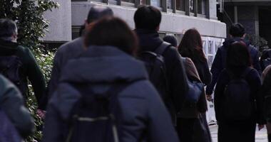 ein Menge von Gehen Menschen auf das Stadt Straße lange Schuss video