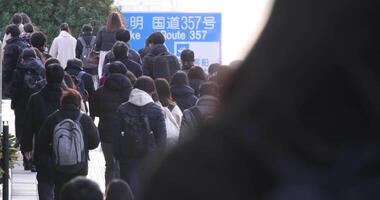 une foule de en marchant gens sur le ville rue longue coup video