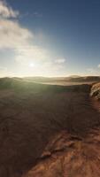 a vista das formações rochosas no deserto de wadi rum video