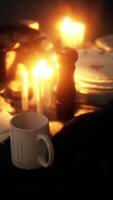 tavolo ambientazione nel lume di candela a notte video