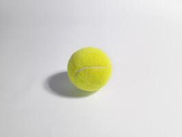 un tenis pelota en un blanco antecedentes foto