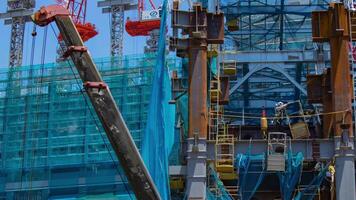 une laps de temps de grue à le en dessous de construction dans tokyo longue coup panoramique video