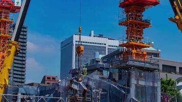 en Timelapse av kran på de under konstruktion i tokyo lång skott panorering video