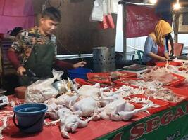 tangerang, Indonesia mercado 2024 foto de el mercado situación para pollo y carne vendedores