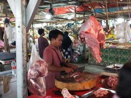 tangerang, Indonesia mercado 2024 foto de el mercado situación para pollo y carne vendedores