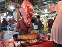 Tangerang, Indonesia Maret 2024 Photo of the market situation for chicken and meat sellers