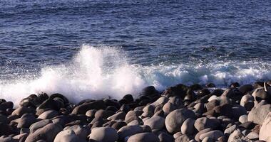 ein schleppend Bewegung von Welle beim das Küste sonnig Tag video