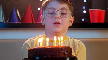 il ragazzo colpi su il candele su il torta video