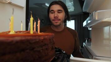 le gars prend en dehors une anniversaire gâteau de le réfrigérateur video