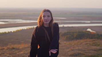 une fille dansant contre le Contexte de la nature. en mouvement coup video