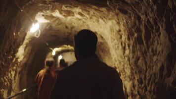 touristes descendre par une tunnel dans un souterrain bunker dans une la grotte video