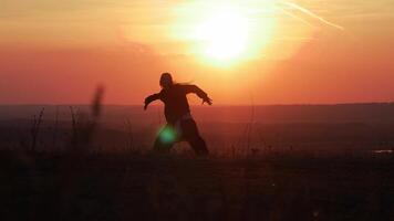 il silhouette di un' ragazza danza contro il sfondo di il sole video