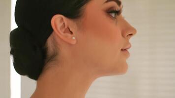 närbild av en kvinnas axel med gnistrande kropp glitter, skönhet och mode begrepp video