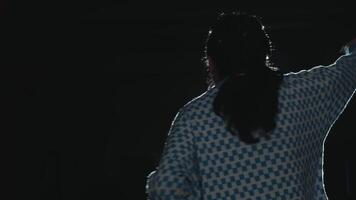 Silhouette von ein Person mit dramatisch zurück Beleuchtung, Erstellen ein mysteriös und launisch Atmosphäre. video