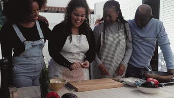 glücklich afrikanisch Familie vorbereiten Essen Rezept zusammen auf Haus Terrasse video