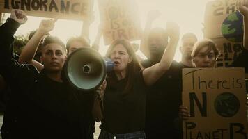 groep van jong en verschillend activisten protesteren voor klimaat verandering - globaal opwarming concept video