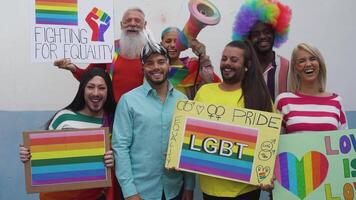 LGBTQ attivista persone protestare per Genere uguaglianza video