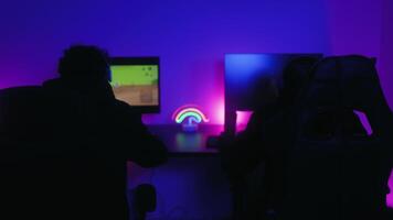 giovane giocatori avendo divertimento giocando in linea video Giochi con computer a casa - gioco divertimento e tecnologia concetto