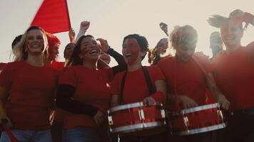 folla calcio fan esultante mentre Guardando calcio gioco a stadio - persone con dipinto viso e tamburo incoraggiando loro squadra - sport divertimento concetto video