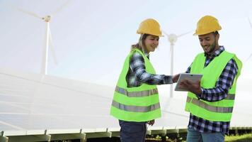 jong ingenieur werken voor alternatief energie met wind turbine en zonne- paneel - innovatie en groen macht concept video