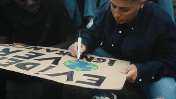 multirracial activistas preparando protesta señales en contra clima cambio - global calentamiento concepto video