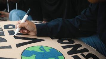 multirracial activistas preparando protesta señales en contra clima cambio - global calentamiento concepto video